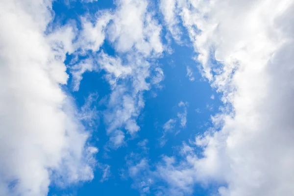 Blauer Himmel mit vielen weißen aufgedunsenen Wolken — Stockfoto