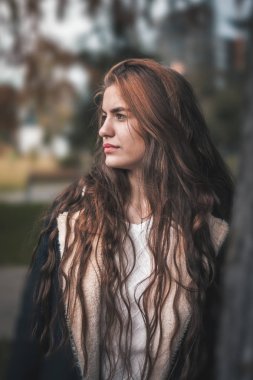 Kız bir arka planda sonbahar.