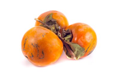 Beyaz bir arka plan üzerinde izole üç olgun hurma meyve