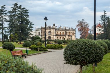 Dadiani Zugdidi, Gürcistan'daki bir parkın içinde yer alan Sarayı