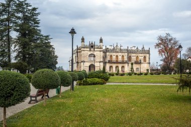 Dadiani Zugdidi, Gürcistan'daki bir parkın içinde yer alan Sarayı