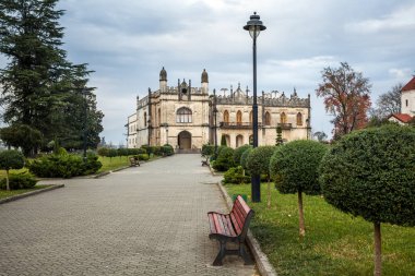 Dadiani Zugdidi, Gürcistan'daki bir parkın içinde yer alan Sarayı