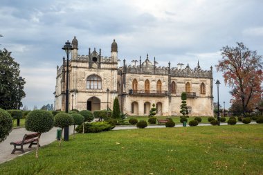 Dadiani Zugdidi, Gürcistan'daki bir parkın içinde yer alan Sarayı