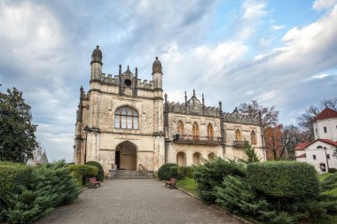 Dadiani Zugdidi, Gürcistan'daki bir parkın içinde yer alan Sarayı
