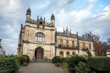 Dadiani Zugdidi, Gürcistan'daki bir parkın içinde yer alan Sarayı
