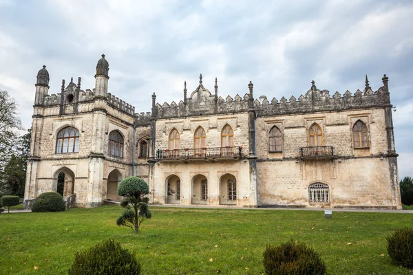 Dadiani Palace bevindt zich in een park in Zoegdidi (Georgia) — Stockfoto