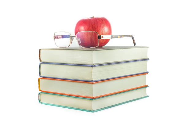 Beyaz zemin üzerine kırmızı elma ve gözlük ile kitaplar — Stok fotoğraf