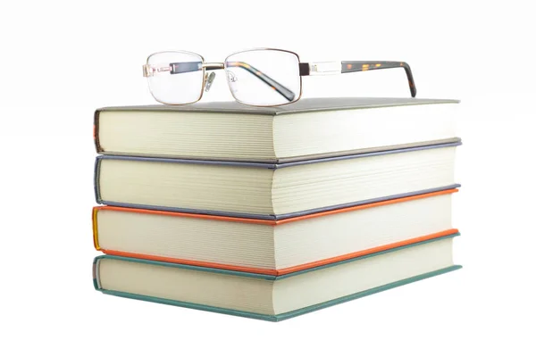 Beyaz zemin üzerine gözlük ile kitaplar — Stok fotoğraf