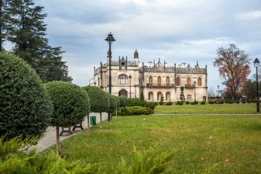 Dadiani Zugdidi, Gürcistan'daki bir parkın içinde yer alan Sarayı