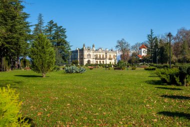 Dadiani Zugdidi, Gürcistan'daki bir parkın içinde yer alan Sarayı