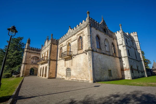 Dadiani Palace bevindt zich in een park in Zoegdidi (Georgia) — Stockfoto