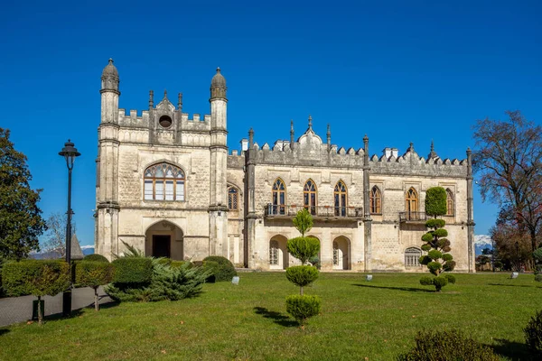 Dadiani палац розташований всередині парку в Зугдіді, Грузія — стокове фото