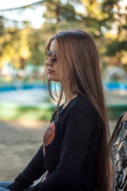 Kız bir arka planda sonbahar