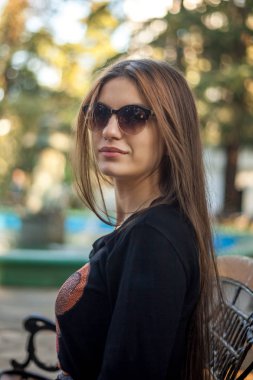 Kız bir arka planda sonbahar