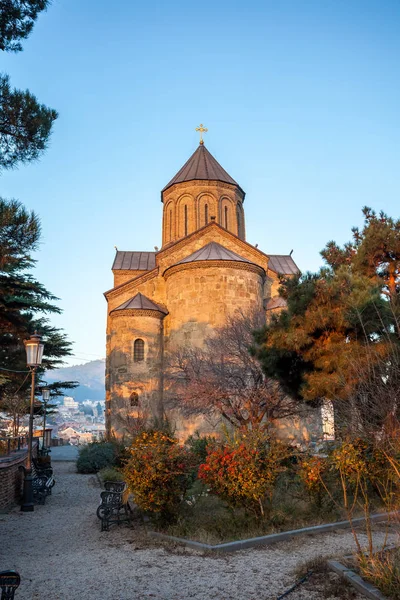 Ver Iglesia Metekhi en la mañana por encima del río Kura en Tiflis — Foto de Stock