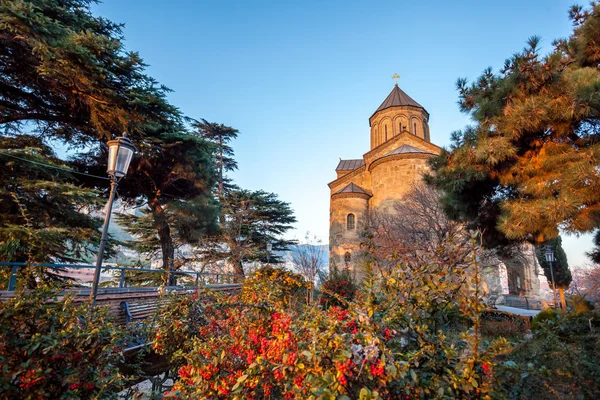 Görünüm Metekhi Tbili Kura Nehri üzerinde sabah kilisede — Stok fotoğraf
