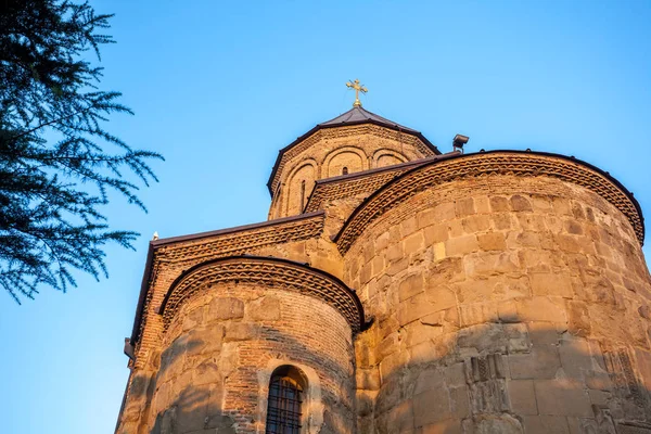 Vista Igreja Metekhi na parte da manhã acima do rio Kura em Tbili — Fotografia de Stock