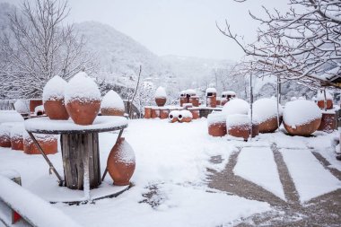 Şarap, kışın açık için Gürcü testiler kar kaplı