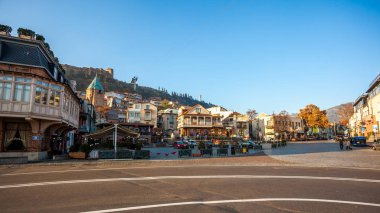 Narikala Kalesi ve eski şehir Tiflis sabah, Ge