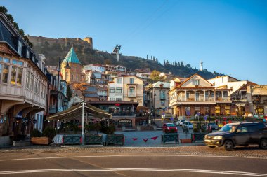 Narikala Kalesi ve eski şehir Tiflis sabah, Ge