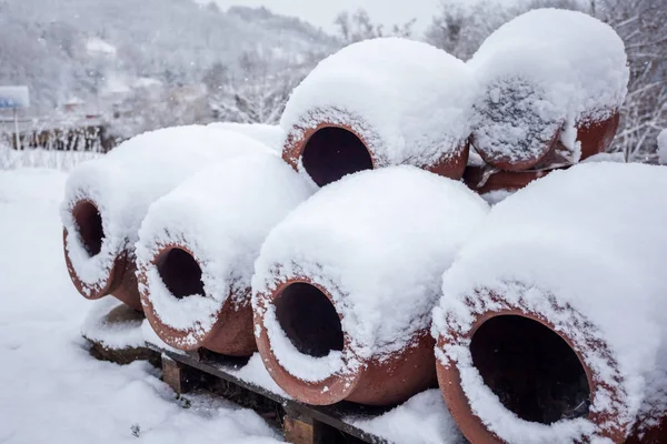 Pokryte śniegiem gruziński dzbanki do wina, odkryty w zimie — Zdjęcie stockowe