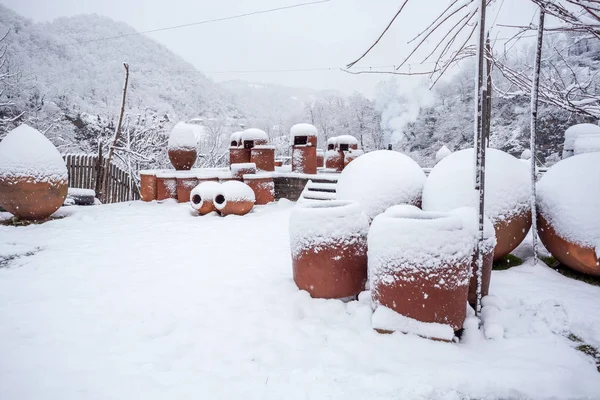 Brocche georgiane ricoperte di neve per vino, all'aperto in inverno — Foto Stock