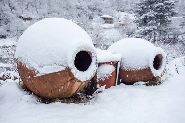 Pokryte śniegiem gruziński dzbanki do wina, odkryty w zimie — Zdjęcie stockowe
