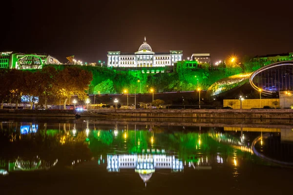 Gruzja, Tbilisi noc. Widok z prawego brzegu Kura Ri — Zdjęcie stockowe