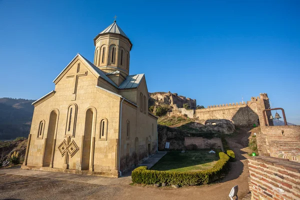 Narikala je starobylá pevnost s výhledem na hlavní město Tbilisi — Stock fotografie