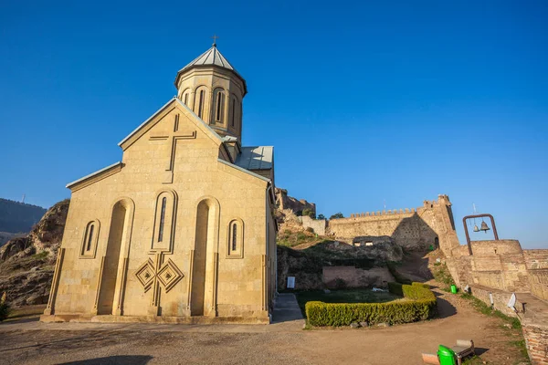 Narikala je starobylá pevnost s výhledem na hlavní město Tbilisi — Stock fotografie