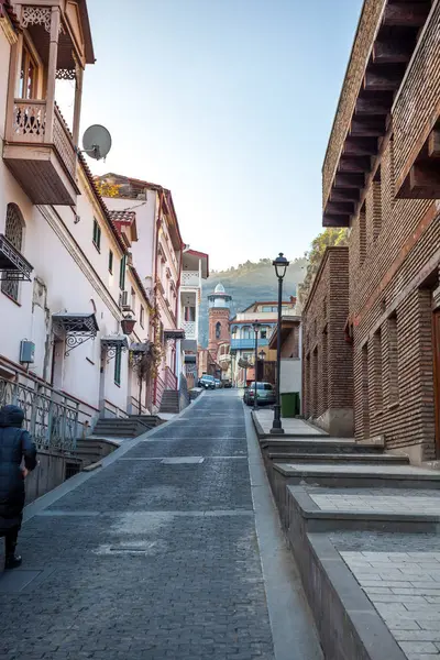 Tbilissi. La rue vallonnée mène à la mosquée Jumah à Abanotuba — Photo