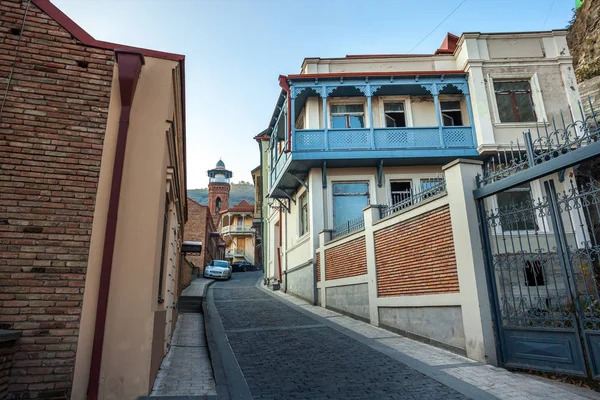 Tbilissi. La rue vallonnée mène à la mosquée Jumah à Abanotuba — Photo