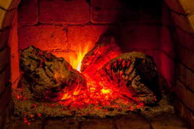 Bir şömine bulunan bir ateş yakar