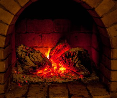 Bir şömine bulunan bir ateş yakar