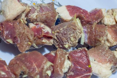 Çiğ şiş, Barbekü için çiğ et