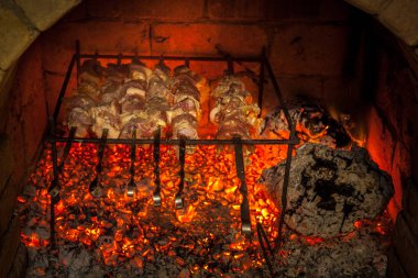 Yanan şömine ve Barbekü domuz eti