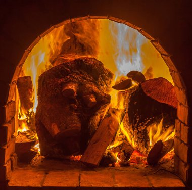 Bir şömine bulunan bir ateş yakar