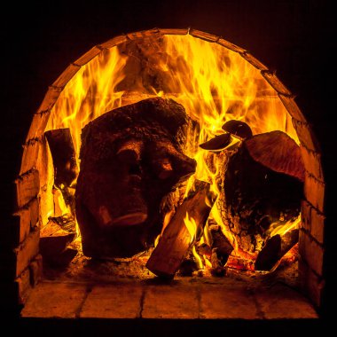 Bir şömine bulunan bir ateş yakar