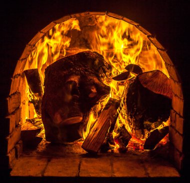 Bir şömine bulunan bir ateş yakar