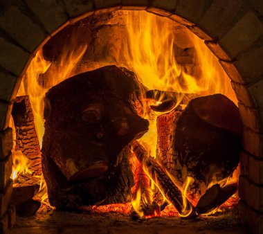 Bir şömine bulunan bir ateş yakar