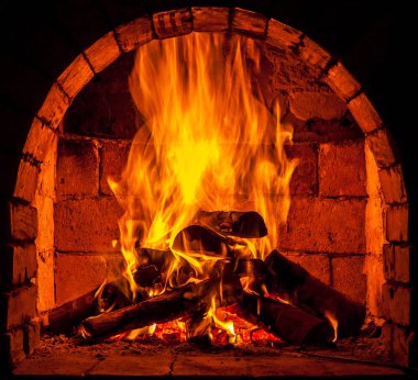 Bir şömine bulunan bir ateş yakar