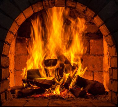 Bir şömine bulunan bir ateş yakar