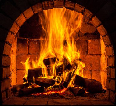 Bir şömine bulunan bir ateş yakar