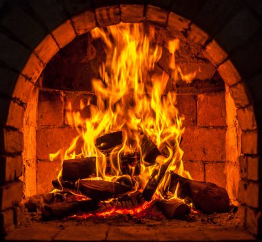 Bir şömine bulunan bir ateş yakar