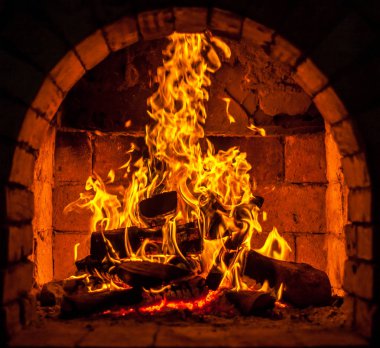 Bir şömine bulunan bir ateş yakar