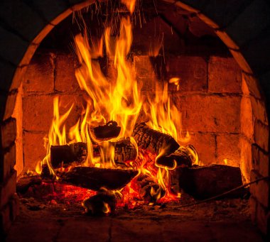 Bir şömine bulunan bir ateş yakar