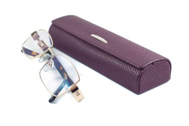 Gözlükler ve bavul beyaz arkaplanda