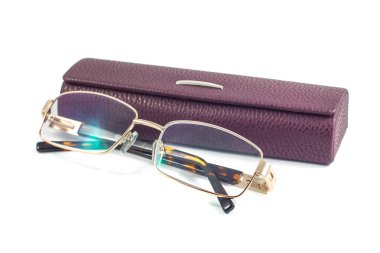 Gözlükler ve bavul beyaz arkaplanda