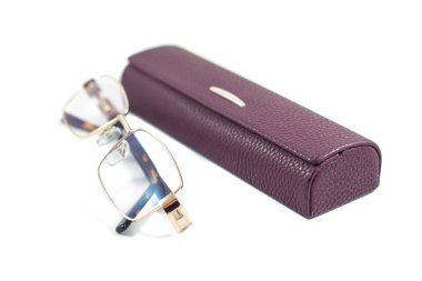 Gözlükler ve bavul beyaz arkaplanda