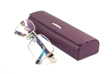 Gözlükler ve bavul beyaz arkaplanda